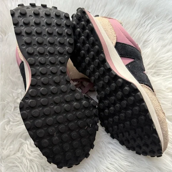 New Balance Women's Mauve and Black Sneakers - Picture 6 of 8